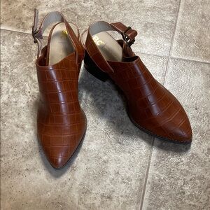 NWT.  Brown Crocodile Pattern Womans Shoes